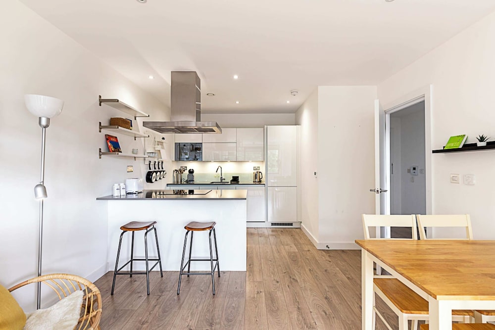 Well-connected, Cosy and Bright Modern Flat