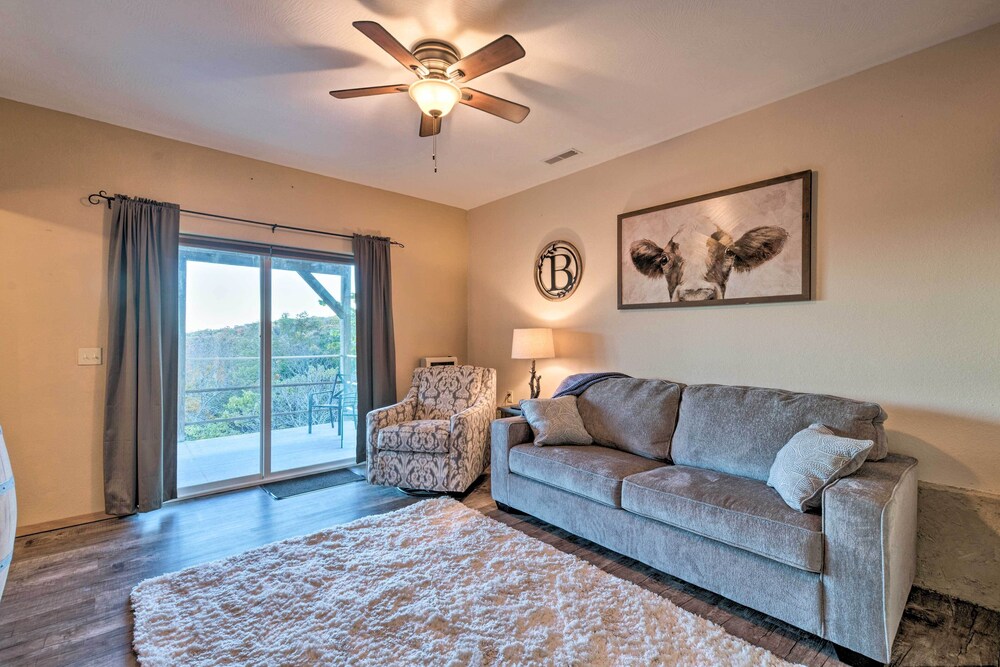 Pet-friendly Branson West Lodge w/ Hot Tub!