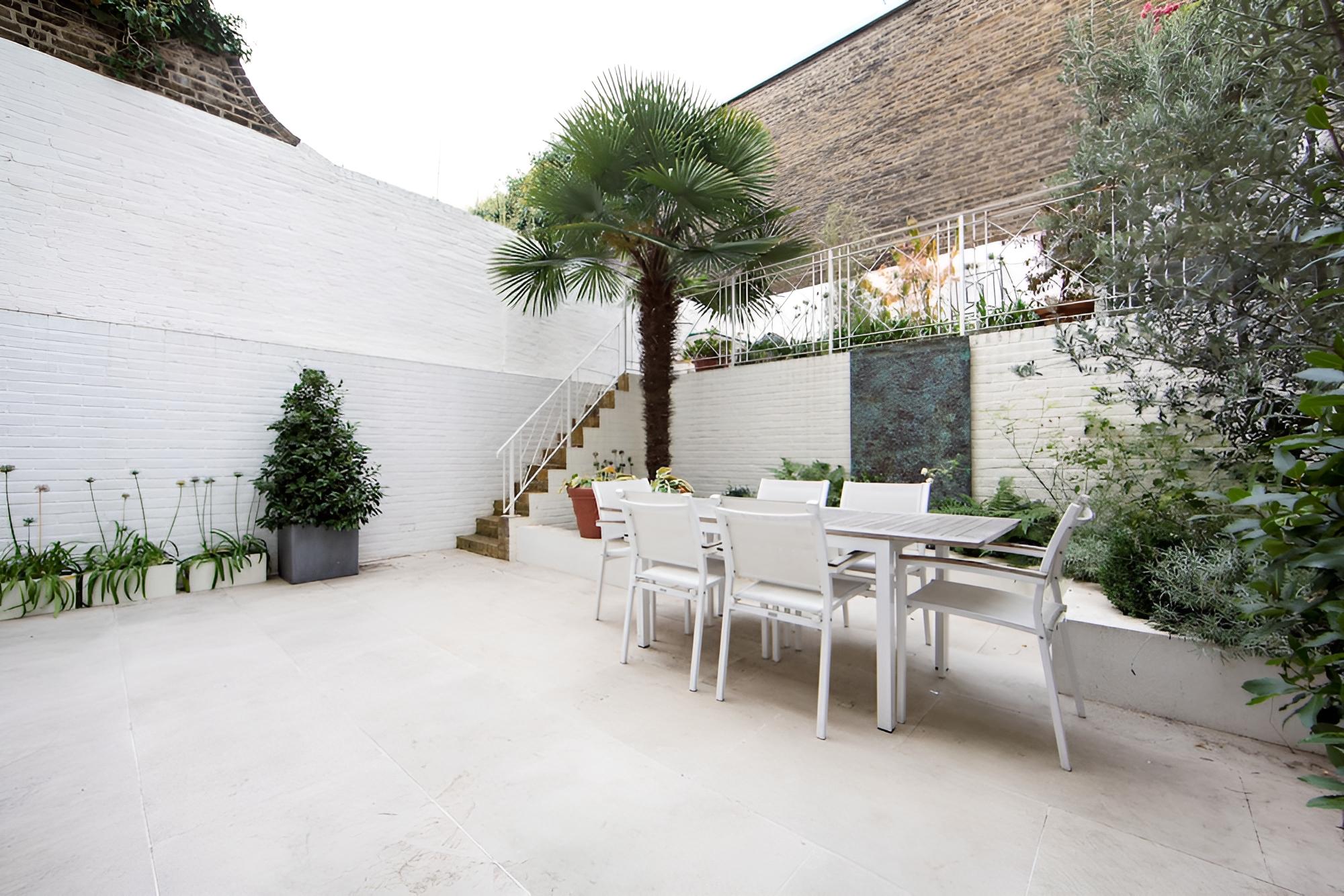 Beautiful and Spacious 2 Bed/2 Bath Property Just Moments From Earls Court