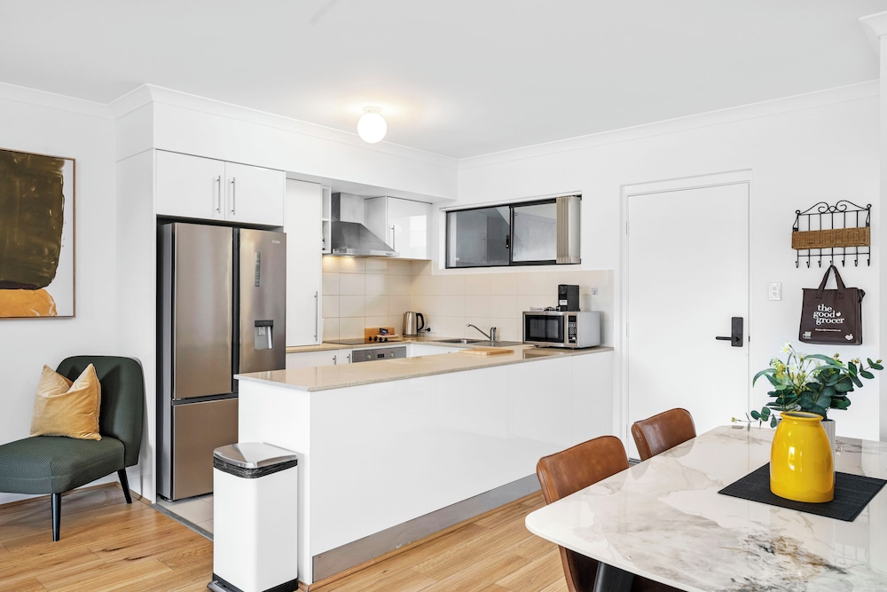 Stylish 2BR With Wi-fi 100 Mbps TV big 75 Inch