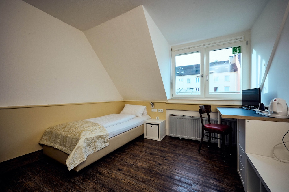 The 4 You Hostel & Hotel