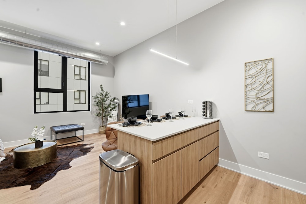 Comfy Condo - Gym Free Parking Modern Amenities