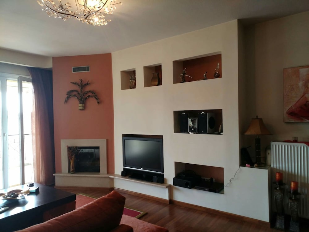 City Center Apartment With Mountain View