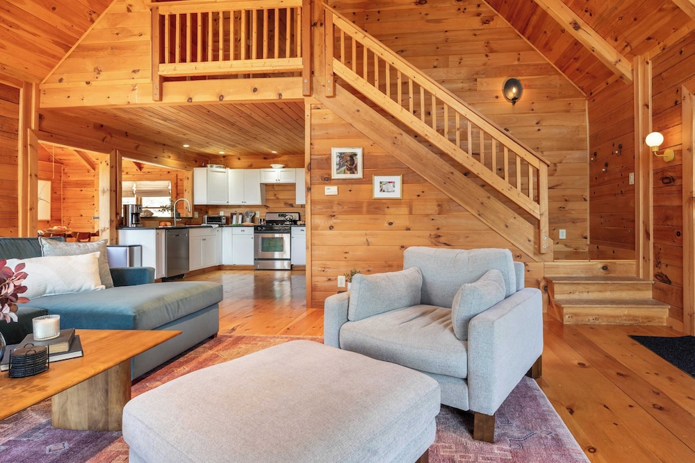 Secluded w/ Deck Views, Hot Tub, & Ping Pong Hudson in the Berks by Avantstay
