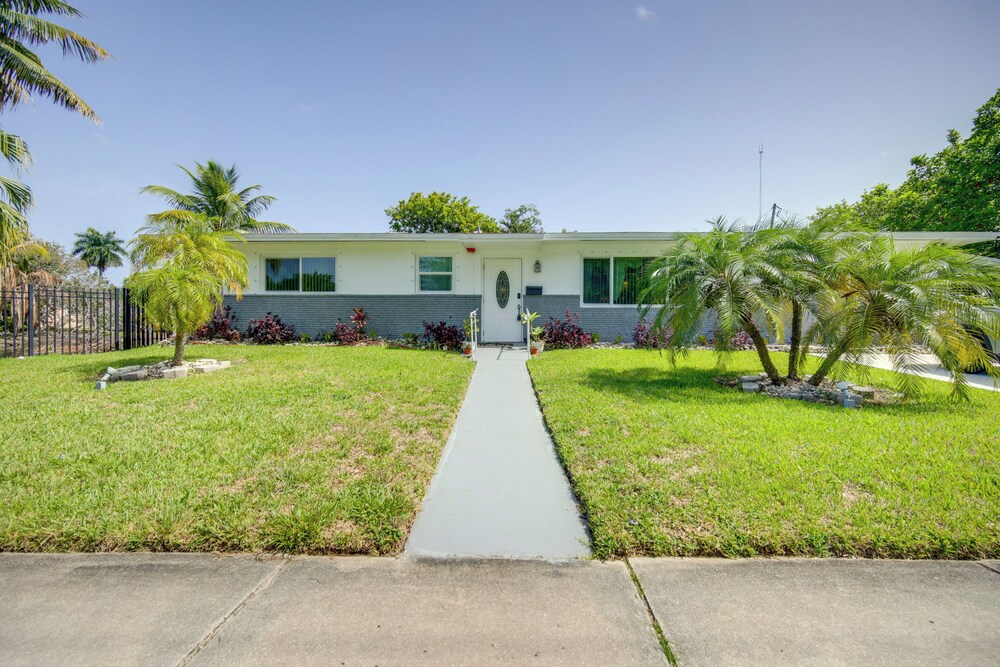 < 3 Mi to Hard Rock Stadium: Miami Home w/ Sunroom
