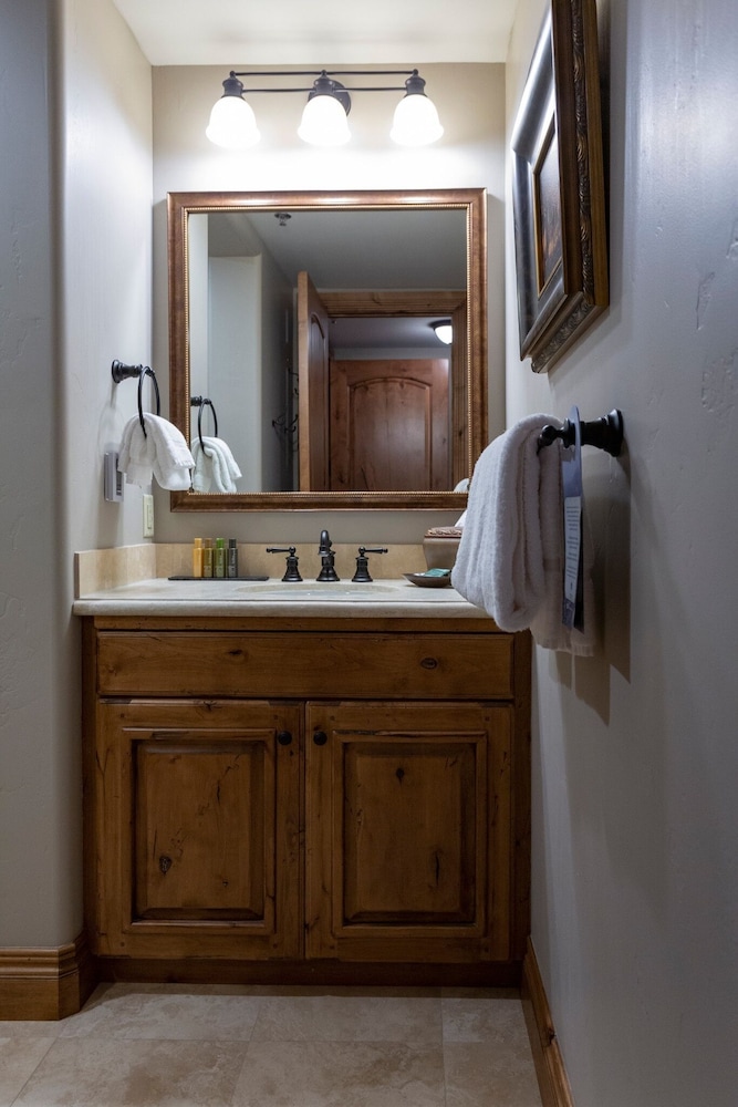 Grand Lodge - Three Bedroom #301 - Ski-in/ski-out 3 Condo
