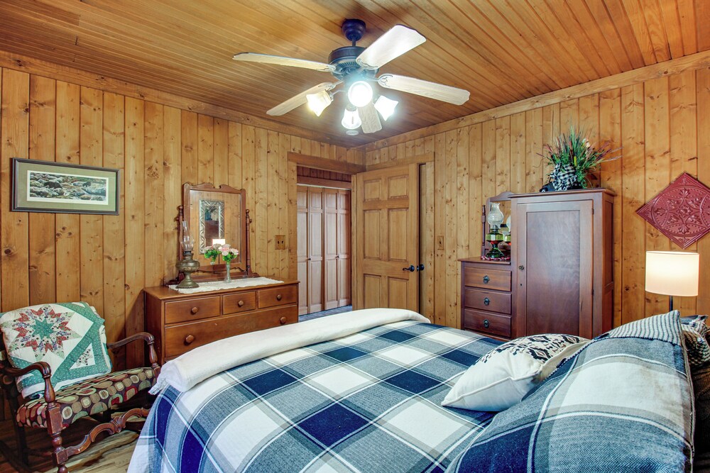 Reel in Fish, Relax By Fire: Mcminnville Cabin