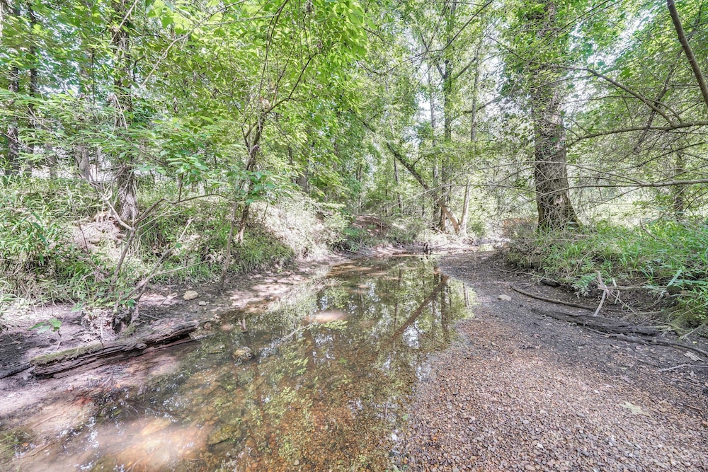Creekside Cabin w/ Views & Hot Tub in Broken Bow
