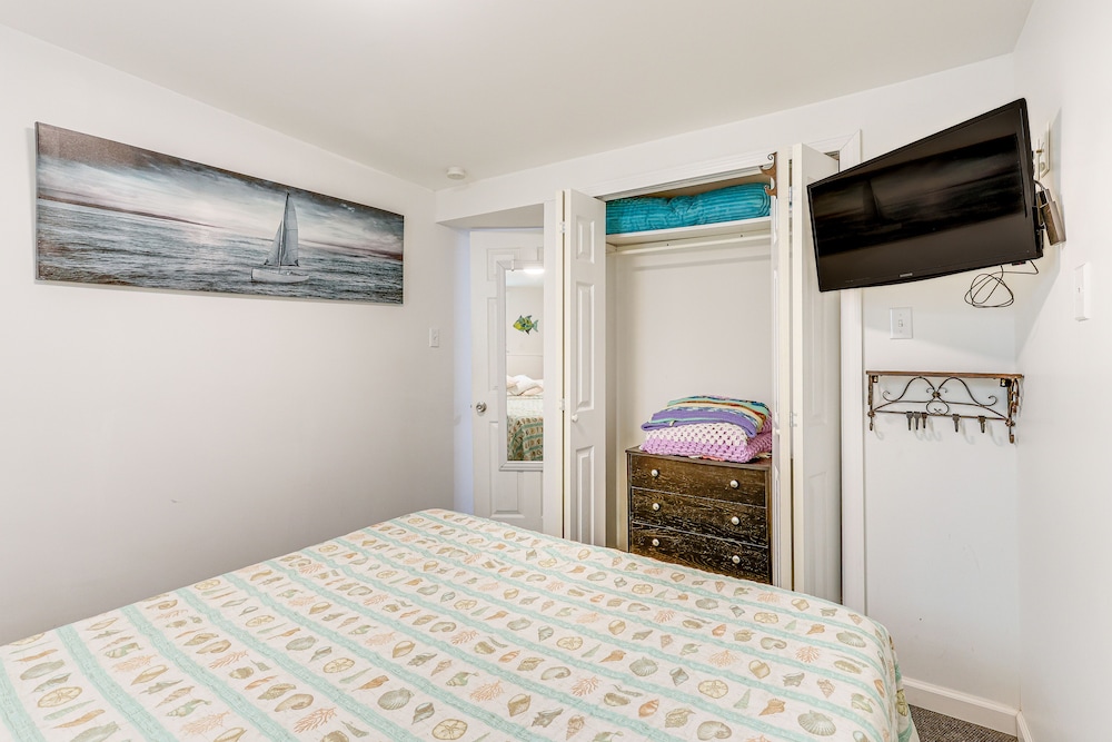 Milford Vacations - Milford Vacation Rental 1 Block to Beach! - Property Image 21