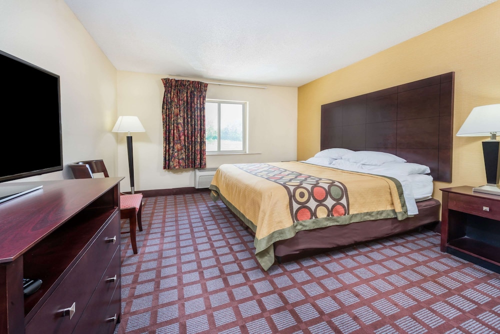Bloomington Vacations - Super 8 by Wyndham Bloomington University Area - Property Image 1