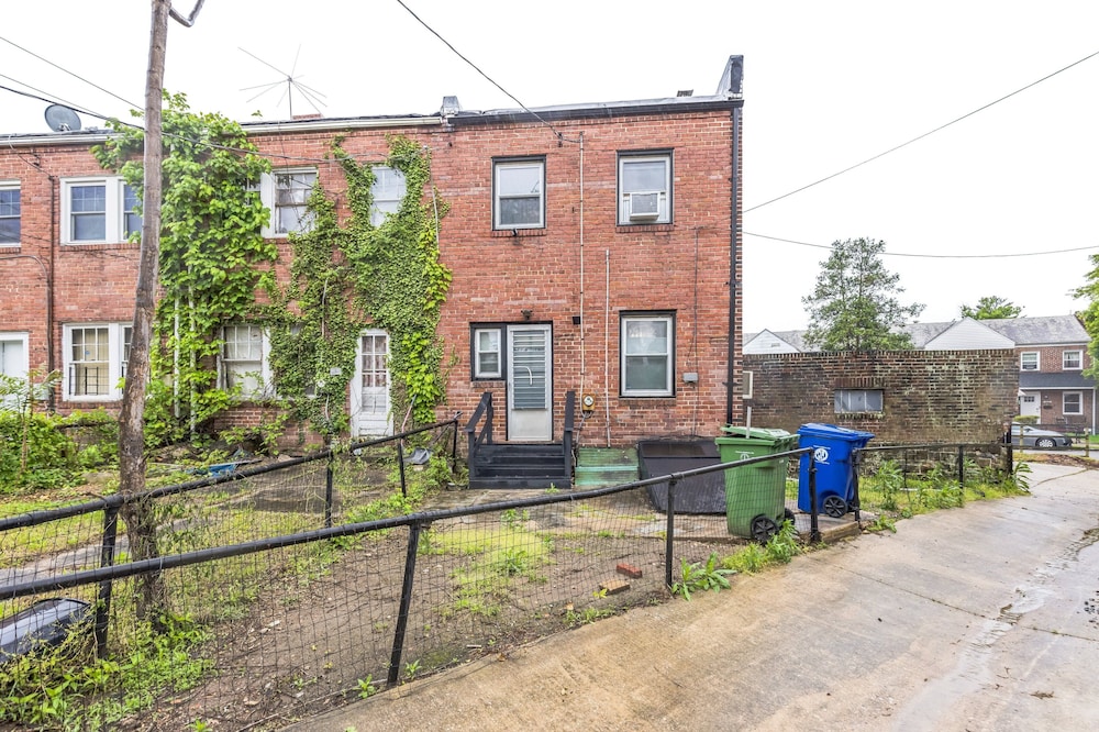 Cozy Getaway Quiet Neighborhood Near Dt 2 Bedroom Townhouse
