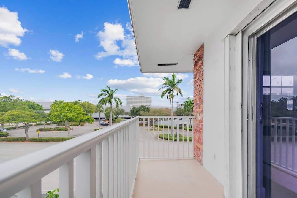 Colonial Manor Condos - Fort Lauderdale