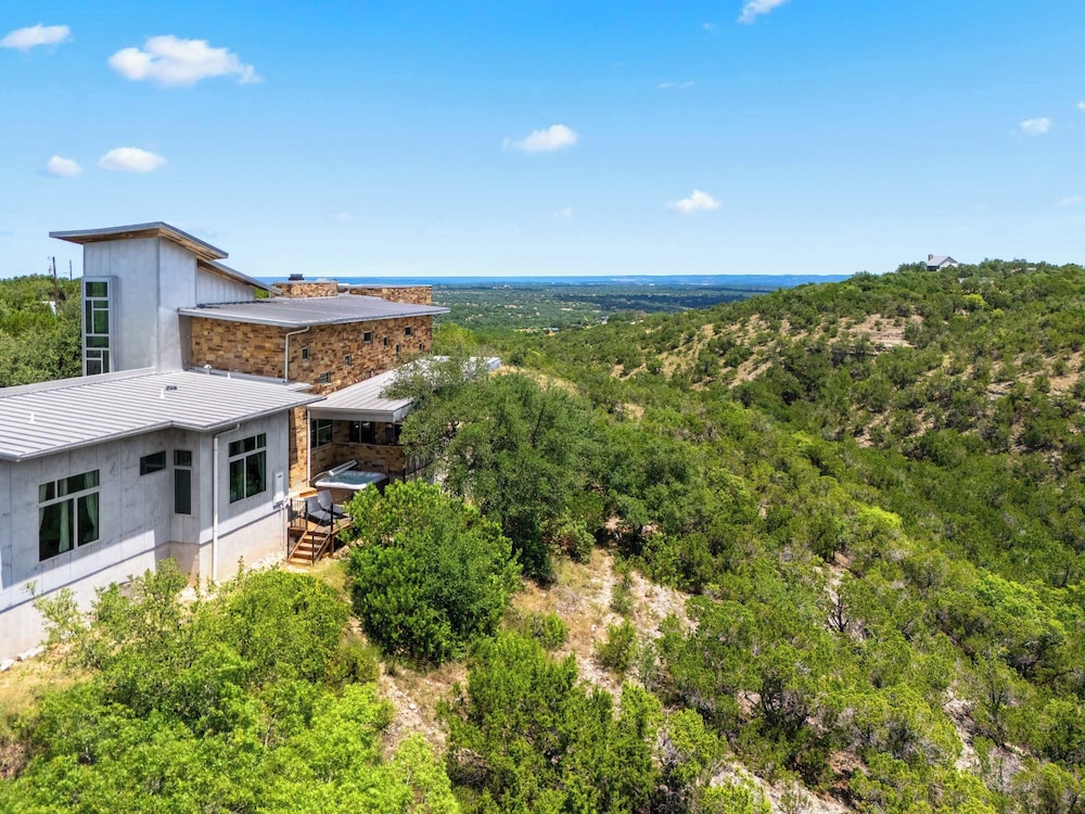 Luxury 4BR Hilltop Retreat Hot Tub & Scenic Views