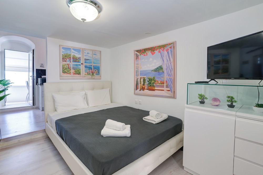 Little Venice Cosy House Above the Waves view 4
