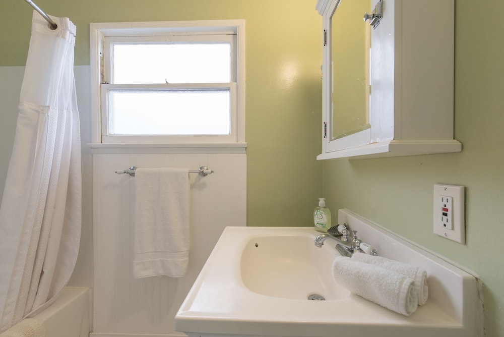 Ventura Vacations - Ventura Beach Cottage - Property Image 2