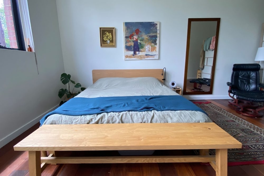 Stylish 2-bed Converted Warehouse in Northcote!