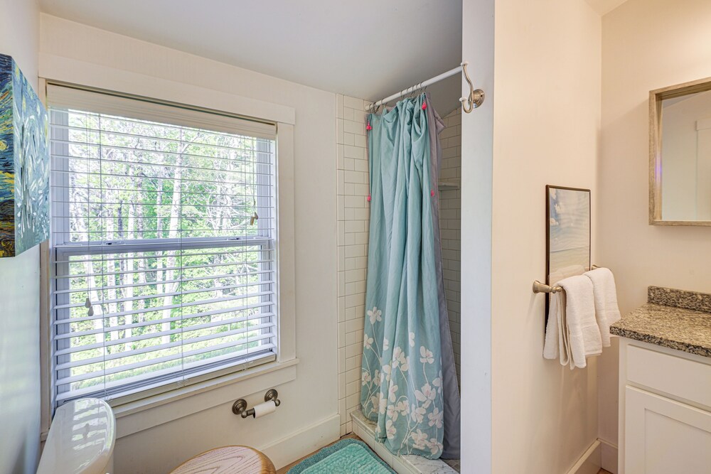 1 Mi to Acadia National Park: Spacious Retreat!