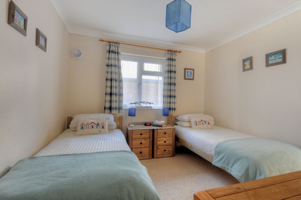 6 Bay View Court