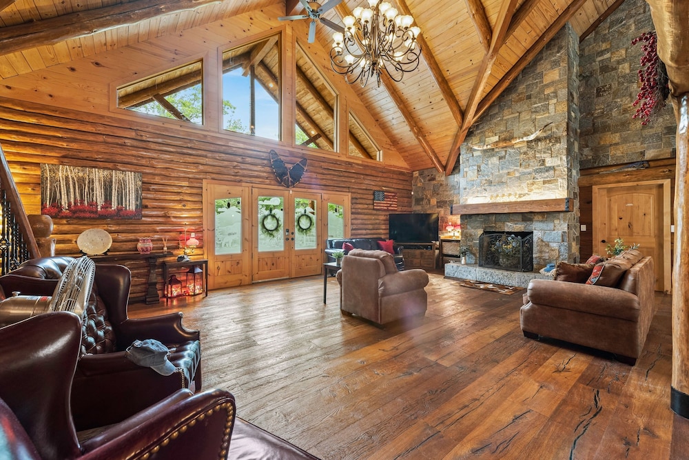 The Bigwood Cabin by Avantstay Hot Tub Firepit Pool Table Private Yard