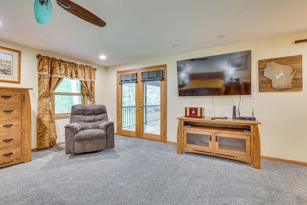 Gorgeous Lake Arbutus Getaway w/ Dock & Boat House