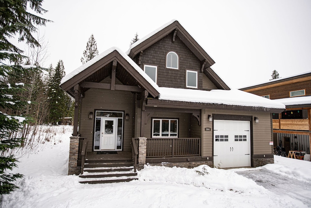 Mountain Gateway by Revelstoke Vacations - Image 1