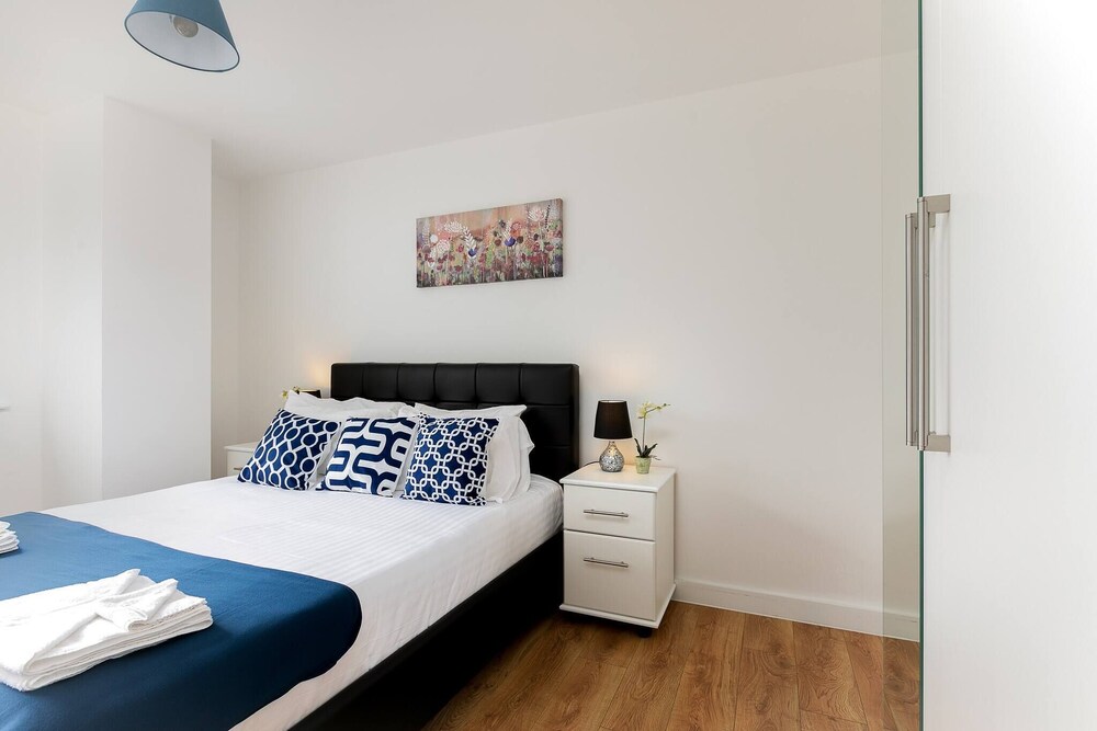 Skyvillion - Tower Point Enfield 1bed Wbalcony view 3