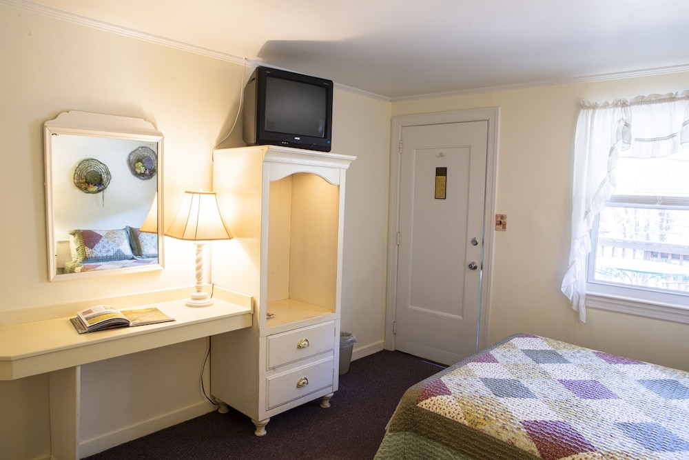 The Chimney Rock Inn & Cottages