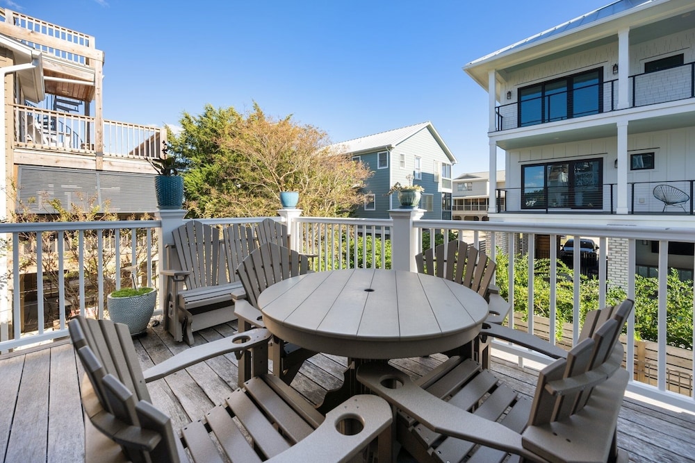 Santorelli's Seaside Serenety 4 Bedroom Home