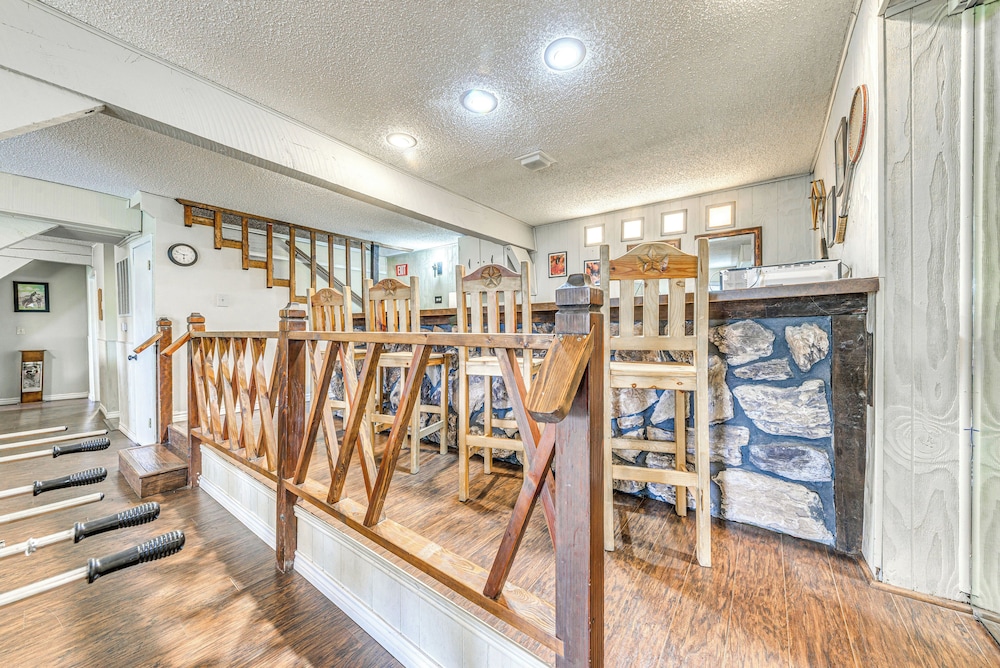 Half-mi to Midtown: Family Retreat w/ Mtn Views!