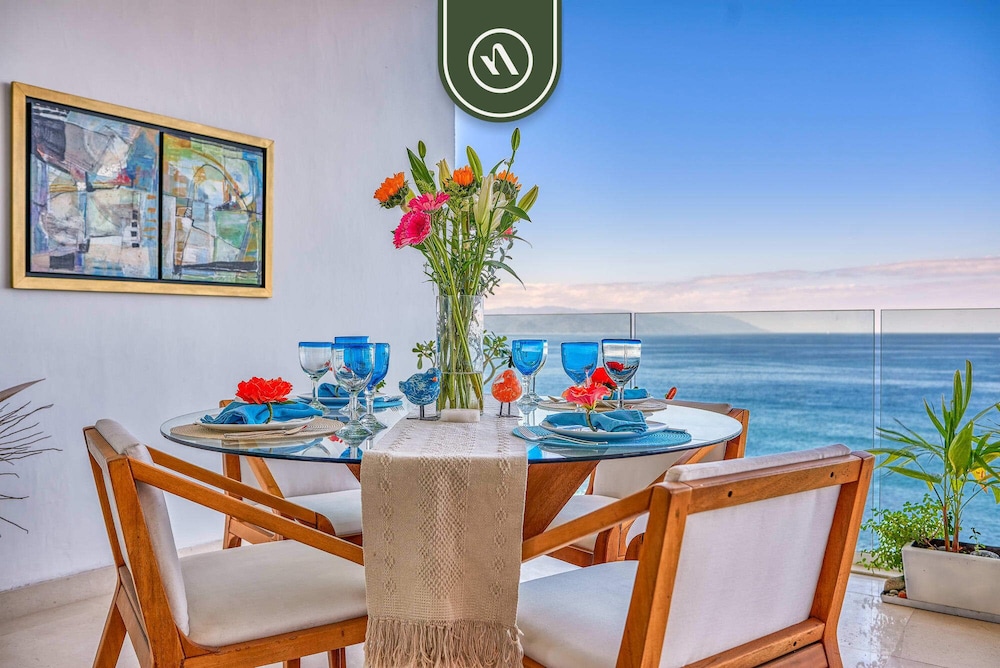 Luxurious 2 BR Condo - Oceanfront - Infinity Pools