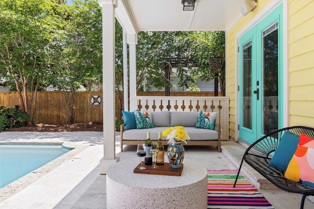 Luxe Villa Near Beach, Pool + Hottub, Chef's Kitchen Woodward Way by Avantstay