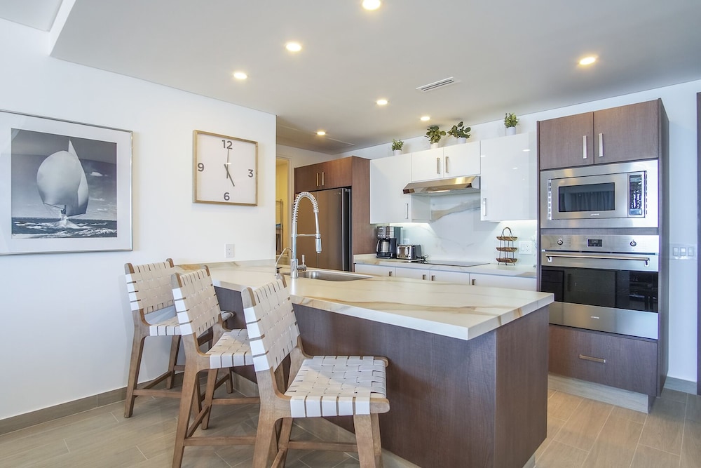 Gorgeous 2 Bedroom Condominium