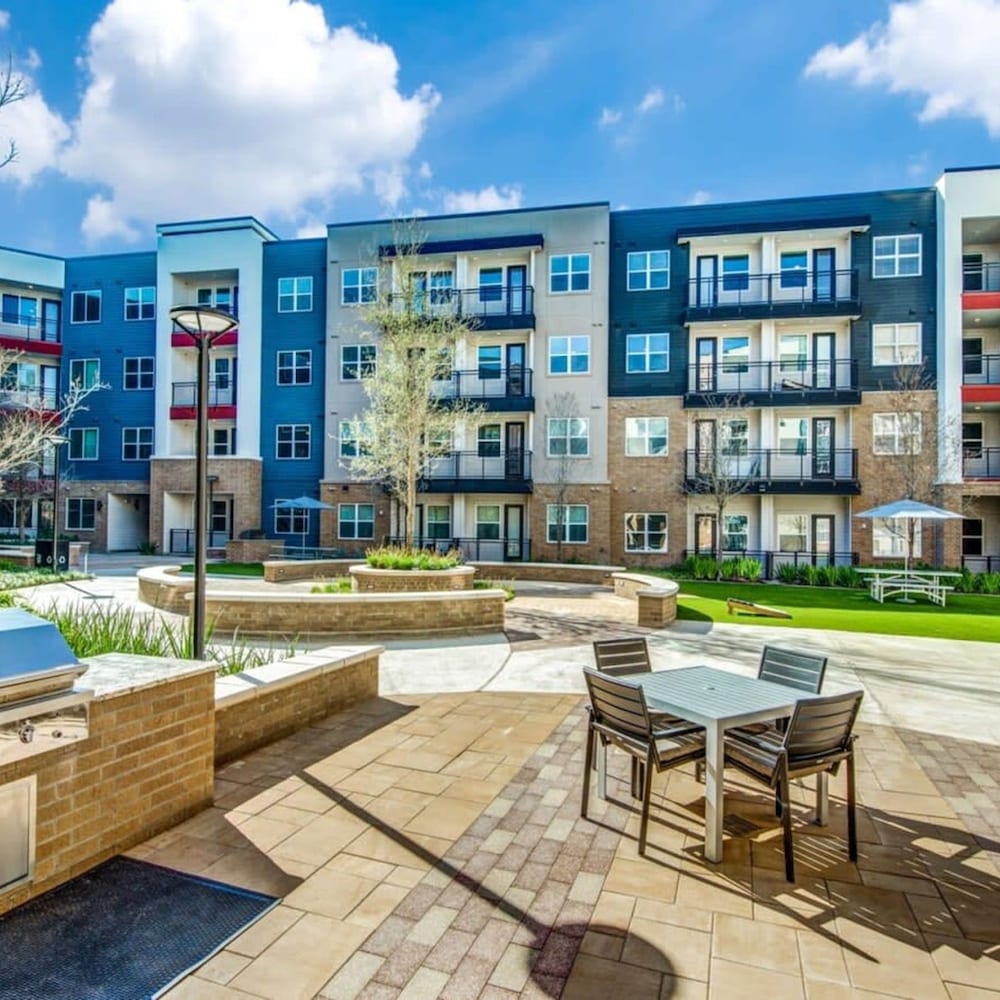 Modern 1BR King Suite Close to Downtown w Fast Wifi view 4