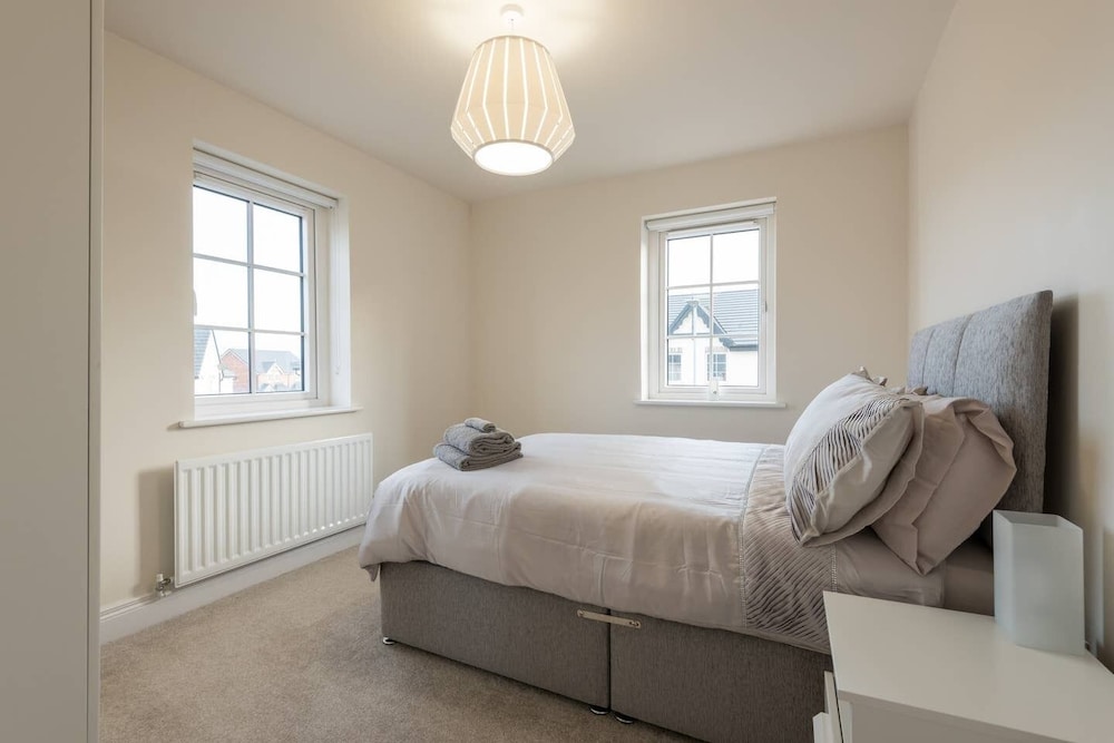 Stylish & Modern 3 Bedroom Home view 4