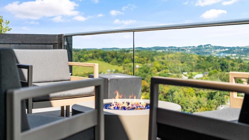 The Back Nine Retreat by Avantstay Private Golf Sim, Firepit & Mountain Views Near Dollywood