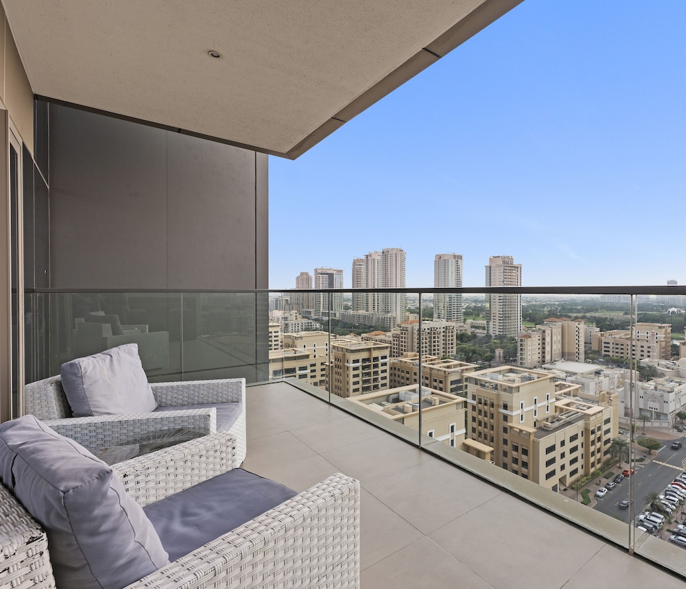 WelHome - Greenery Beautiful Apartment Onyx Tower 2 — balance & terrace
