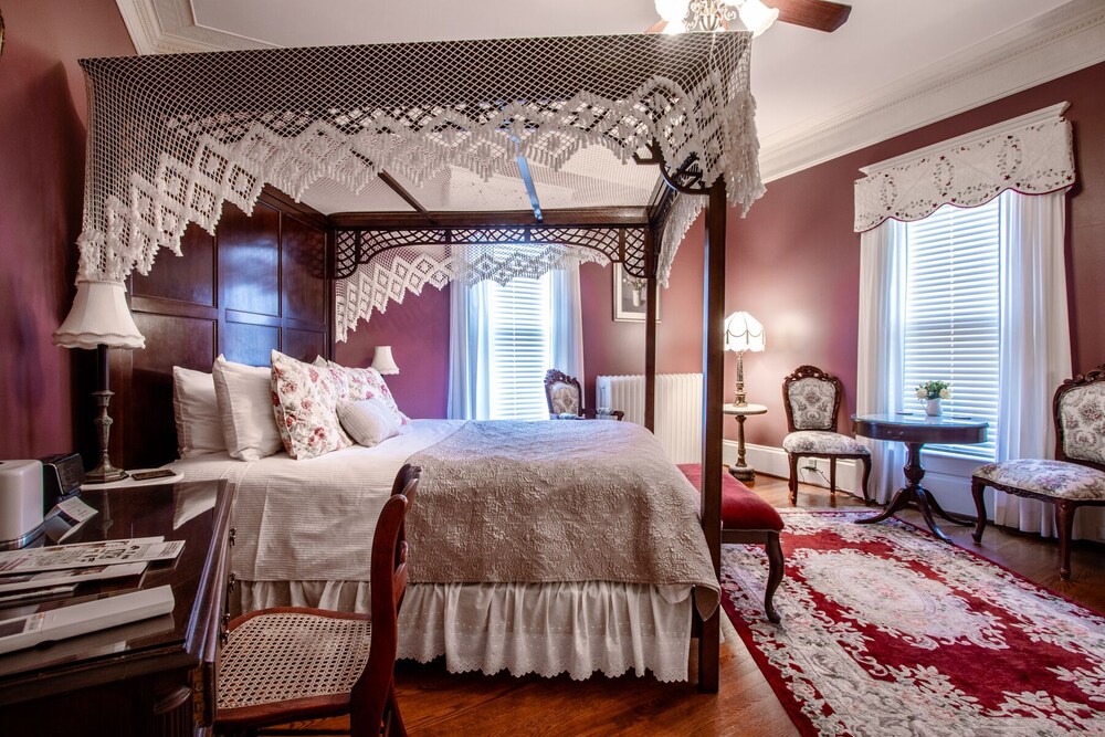 The Oaks Victorian Inn