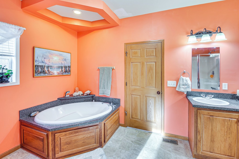 5 Mi to Town: Mtn-view Gem w/ Deck in Hot Springs