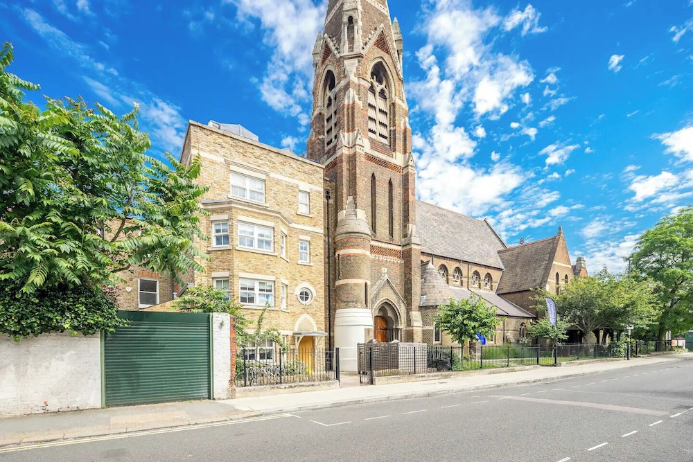 Designer 1 Bed Flat Barons Court Sleeps 4, Balcony
