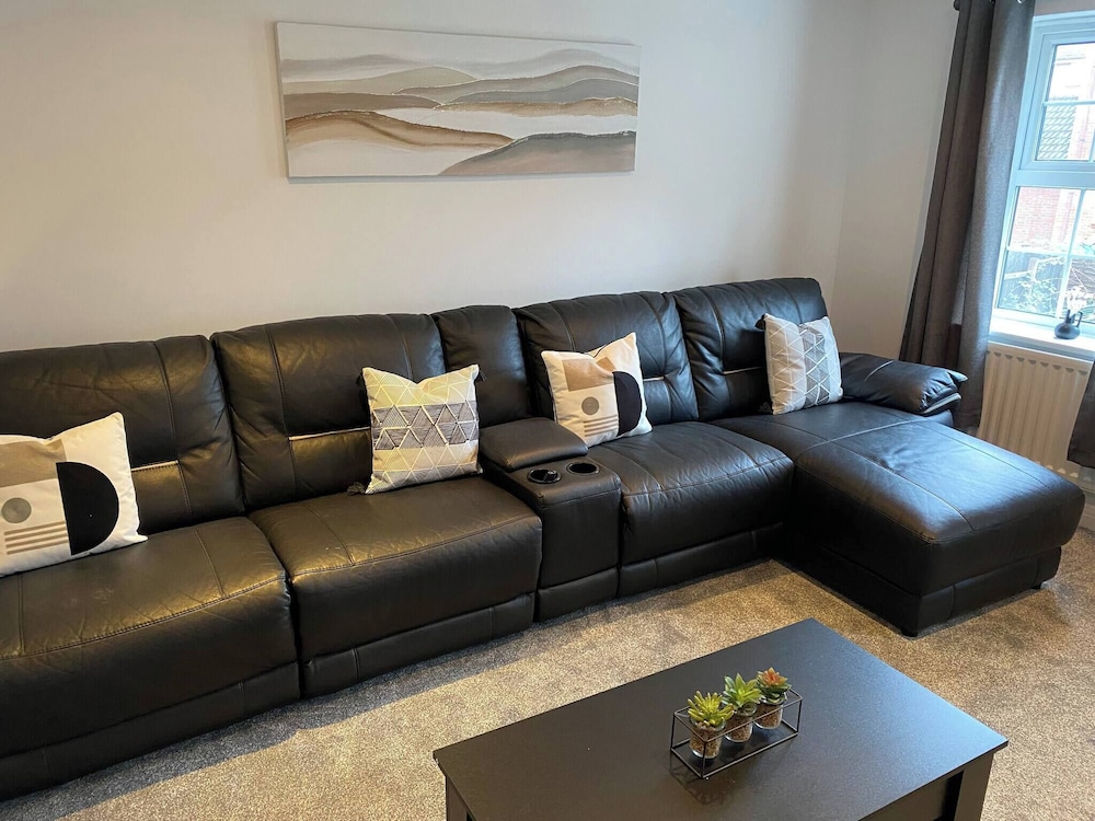 Charming 3-bedroom Norwich Retreat With Garden & Private Parking
