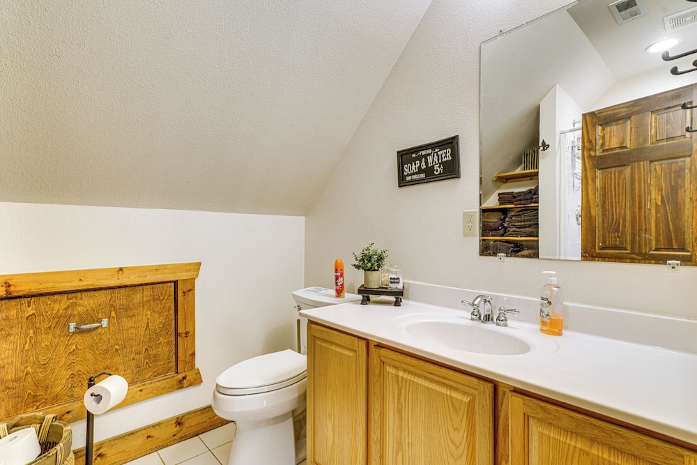 'the Lodge at Crider Creek' Getaway on 140 Acres!