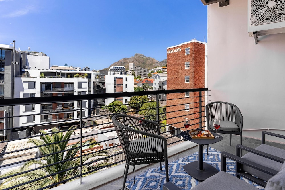 Urban Palette - Modern Artistic Green Point Apt