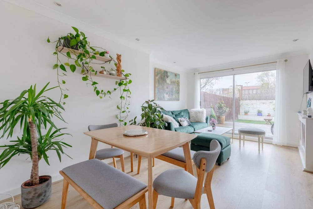 Scandi-style 2BD Maisonette W/garden Brick Lane!