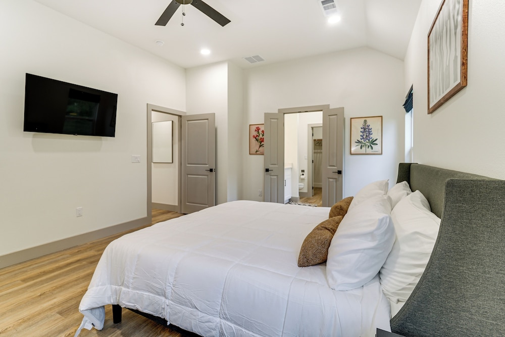 Lake-view Retreat w/ Games & Yard in Daingerfield