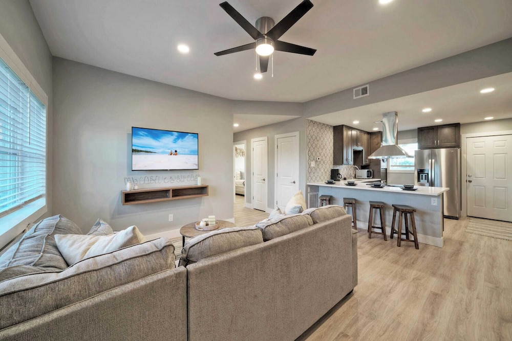 Sleeps 22 3 Condos in Beachfront Complex w/ Pool, Pickleball Island Retreat