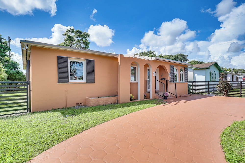 11 Mi to South Beach: Home w/ Screened Porch!