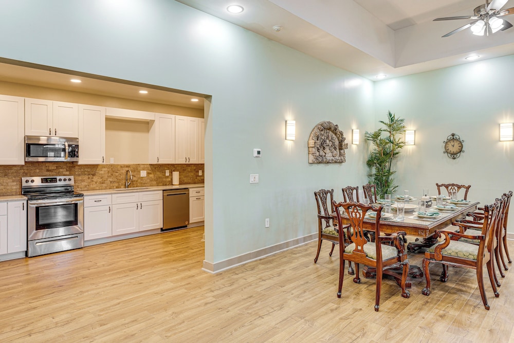 Golfer's Paradise: Meadow Lakes Manor Retreat!