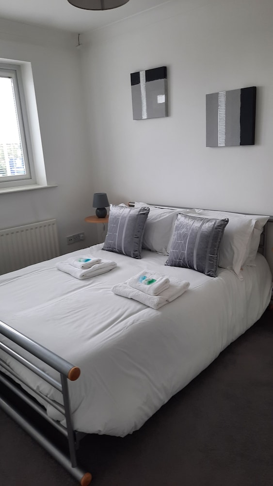 Impeccable 5-bed House in Stockton-on-tees view 2