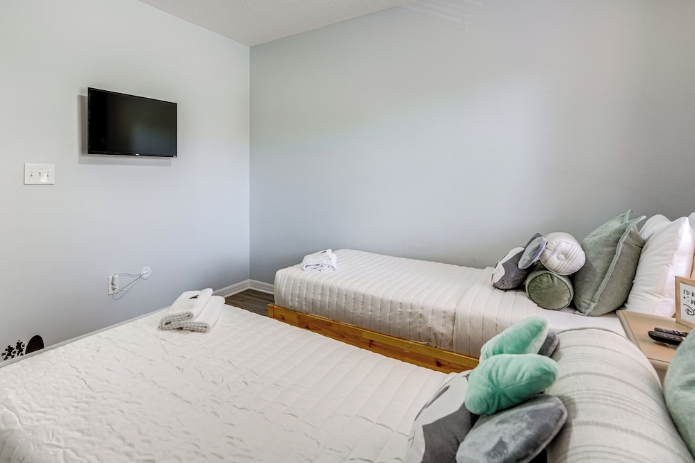 2 Mi to Wdw: Townhouse w/ Patio & Pool Access