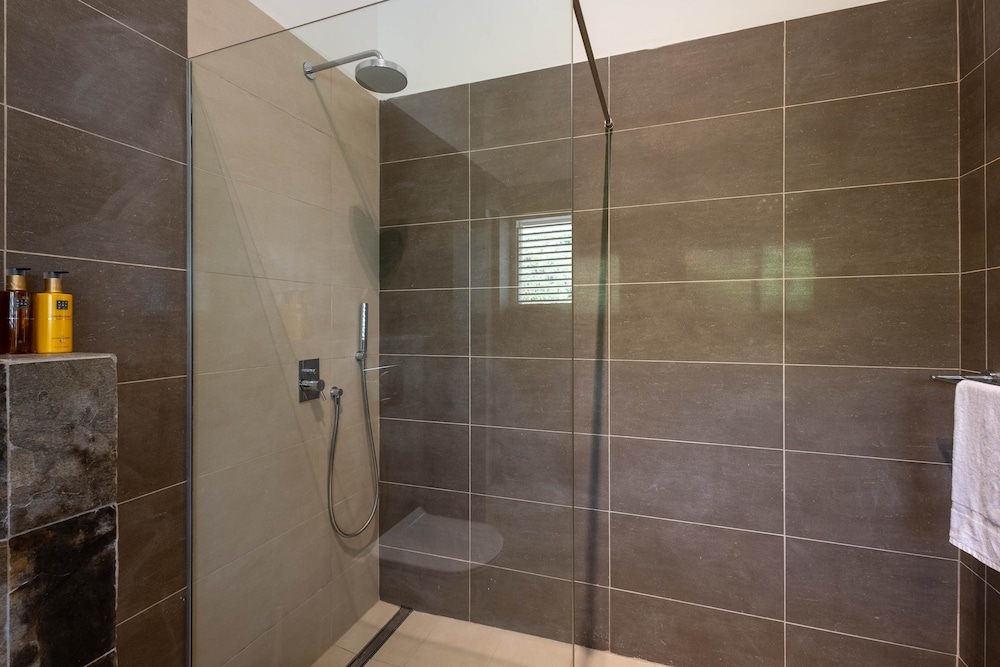 Villa Azure Vista 6BR Luxury Stay w 2 Pools
